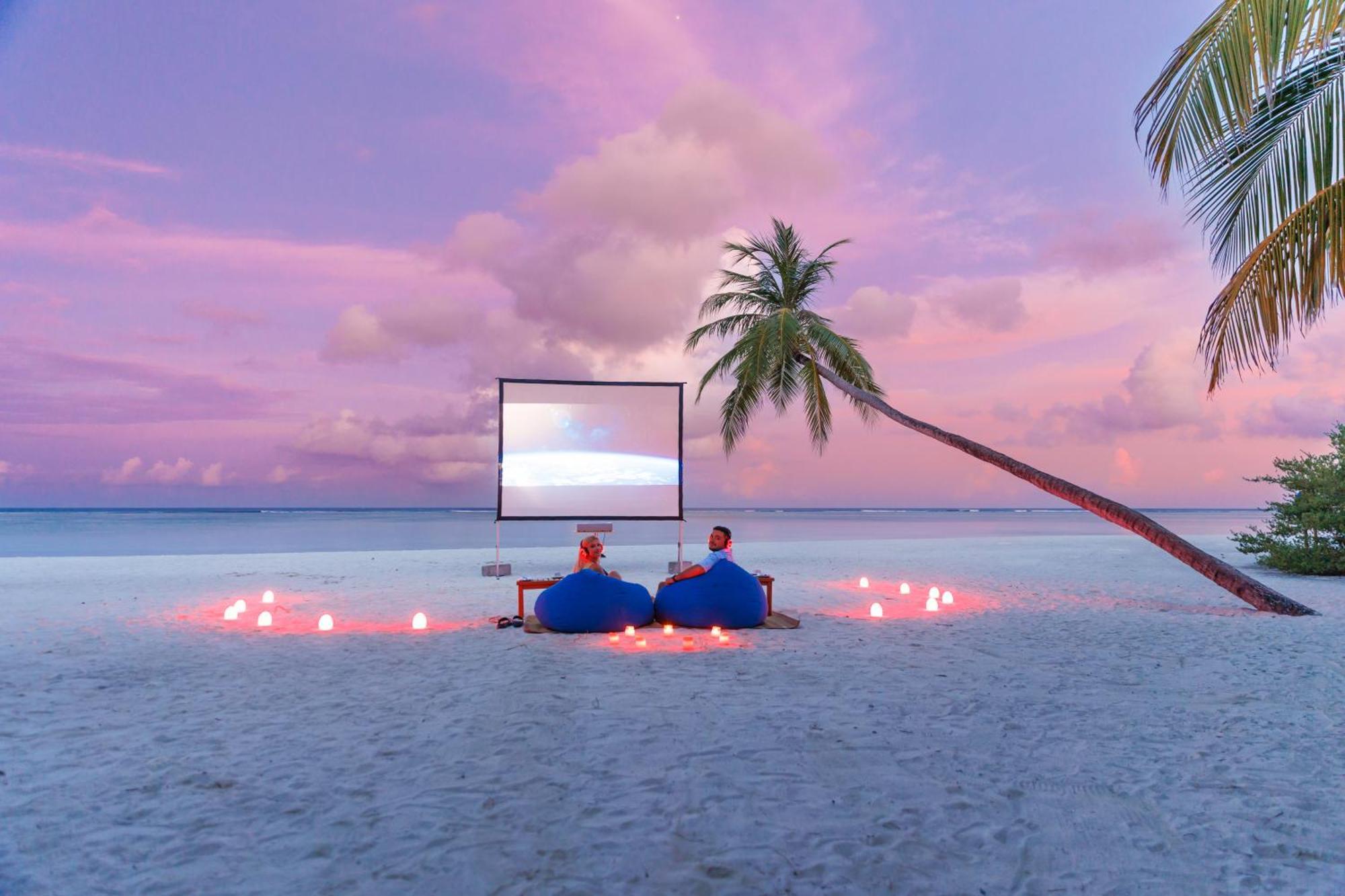 Meeru Maldives Resort Island Dhiffushi Kültér fotó A beach cinema in Maldives