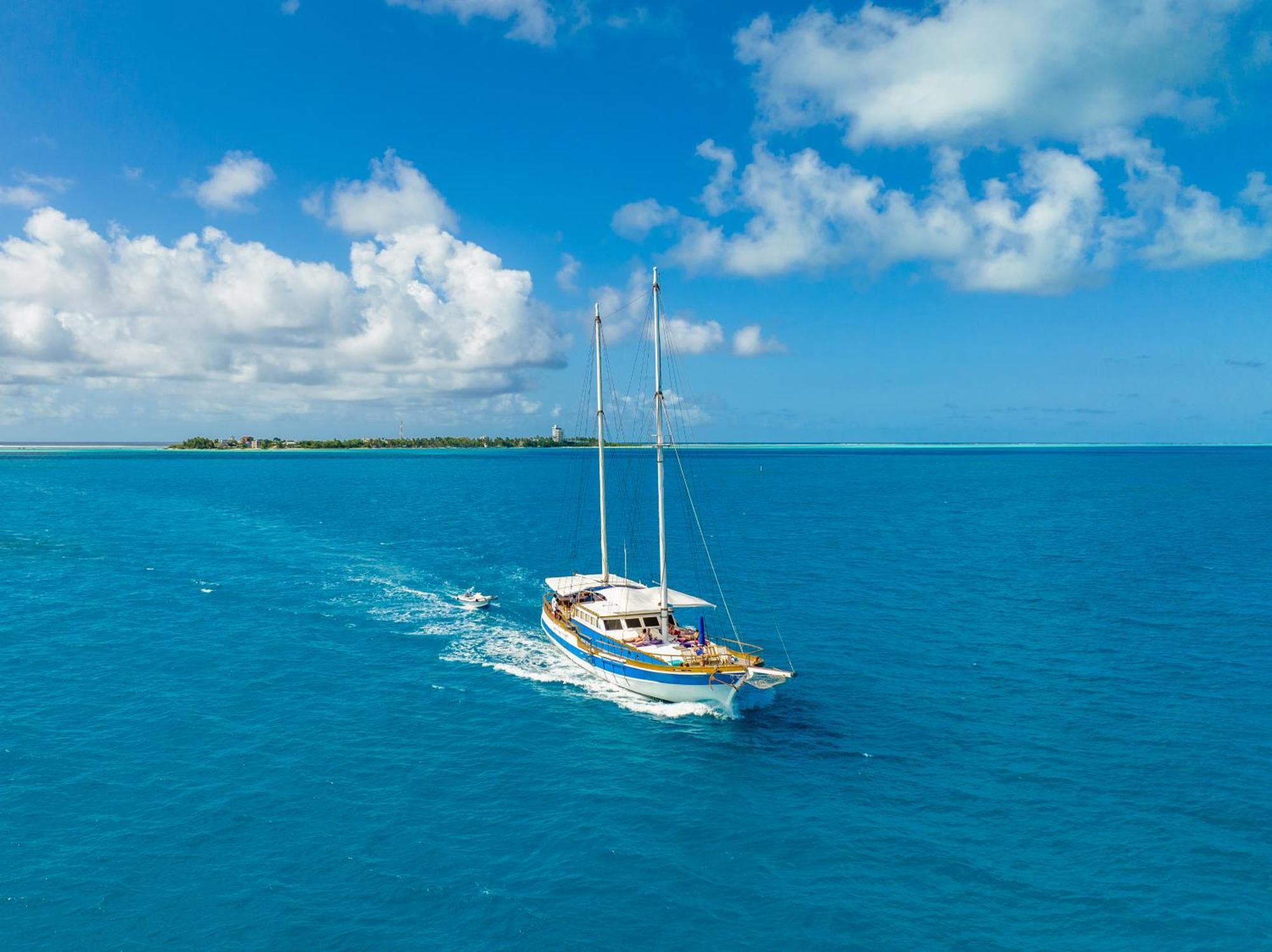 Meeru Maldives Resort Island Dhiffushi Kültér fotó A yacht in the Bahamas