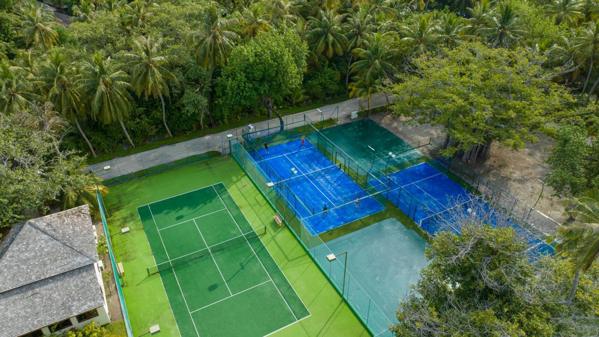 Meeru Maldives Resort Island Dhiffushi Kültér fotó Tennis courts at the resort