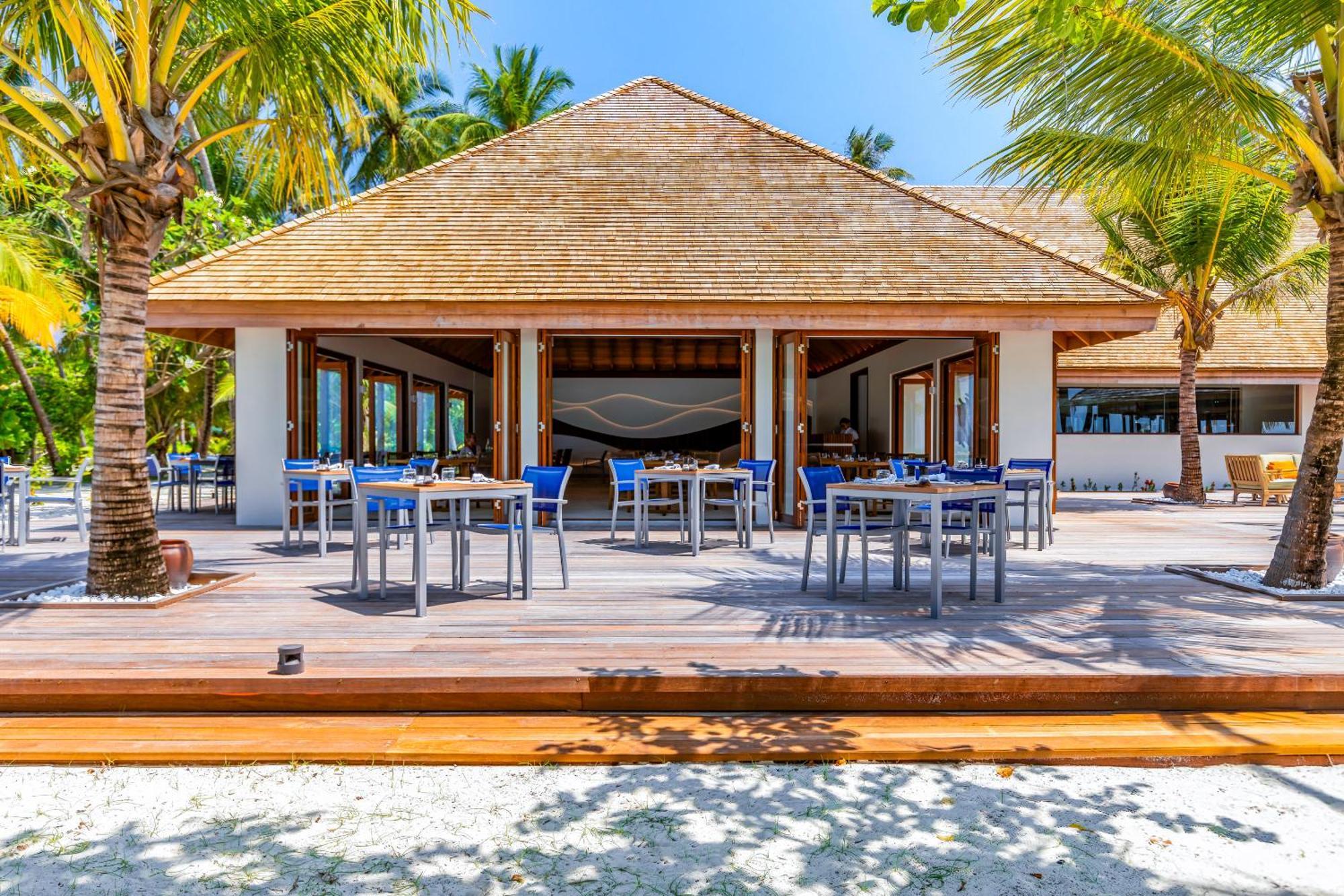 Meeru Maldives Resort Island Dhiffushi Kültér fotó The restaurant at the resort