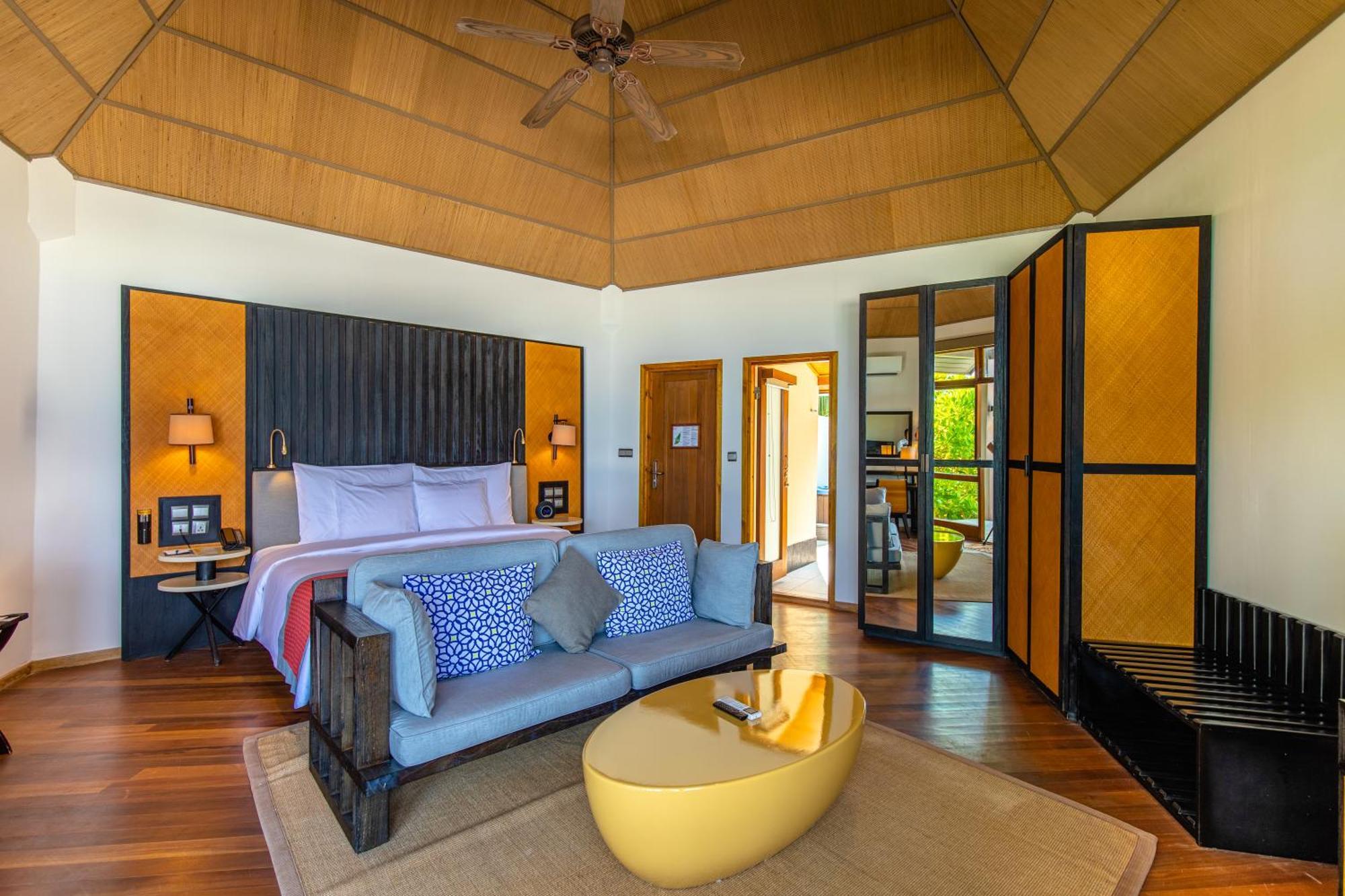 Meeru Maldives Resort Island Dhiffushi Szoba fotó A bedroom at the resort