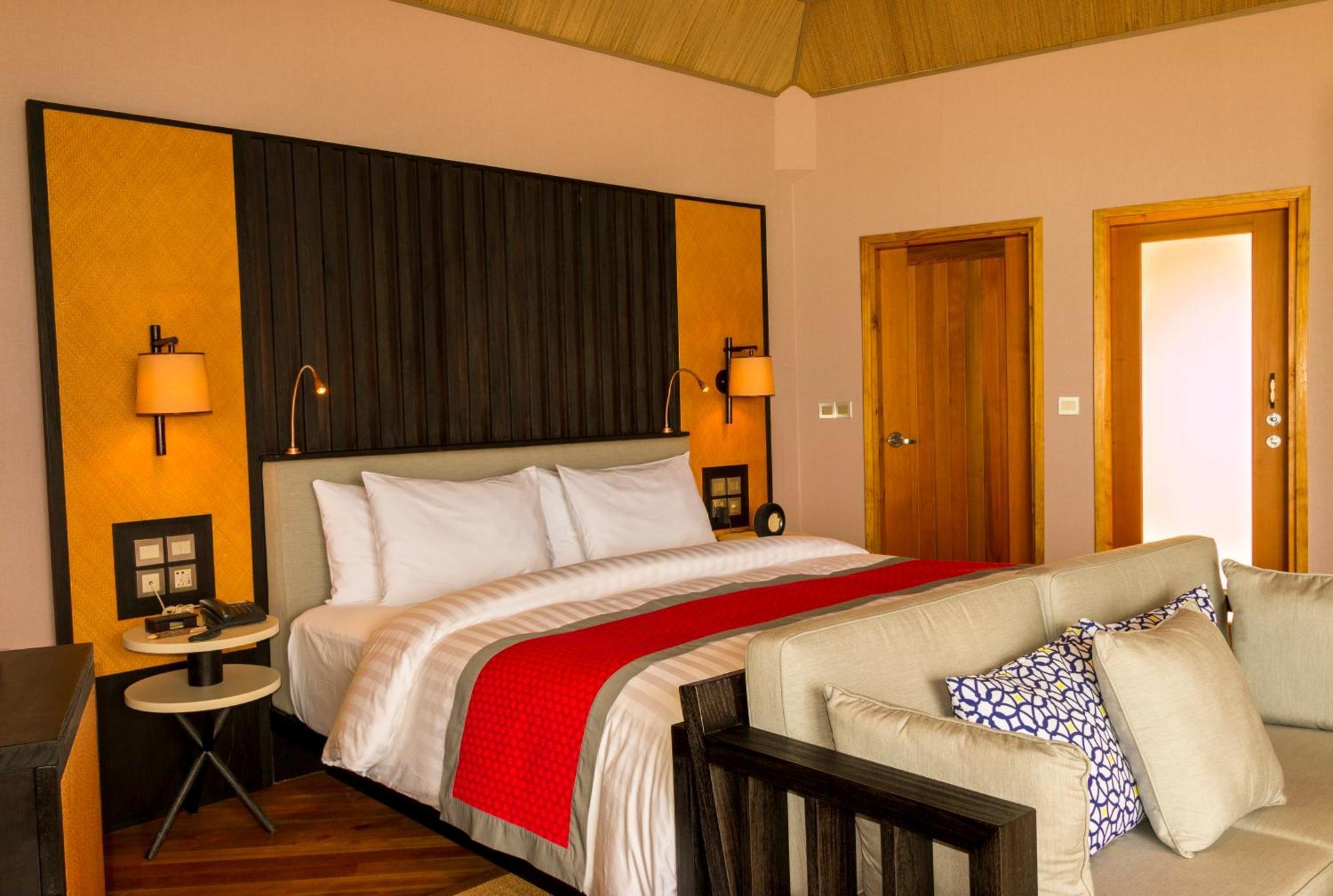 Meeru Maldives Resort Island Dhiffushi Szoba fotó A bedroom at the resort