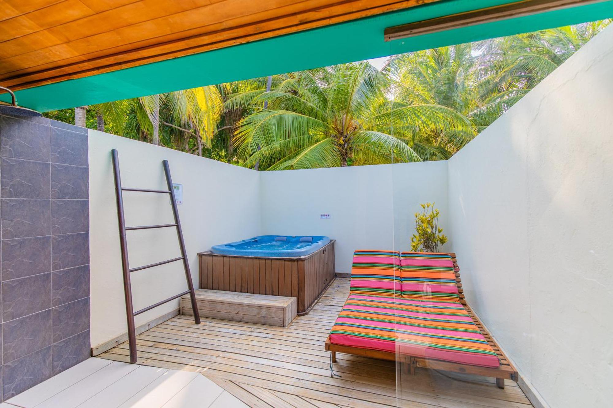 Meeru Maldives Resort Island Dhiffushi Szoba fotó A jacuzzi at a hotel