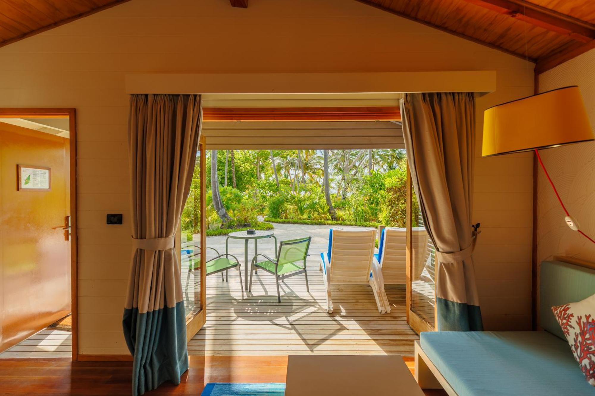 Meeru Maldives Resort Island Dhiffushi Szoba fotó A view from a room at the resort