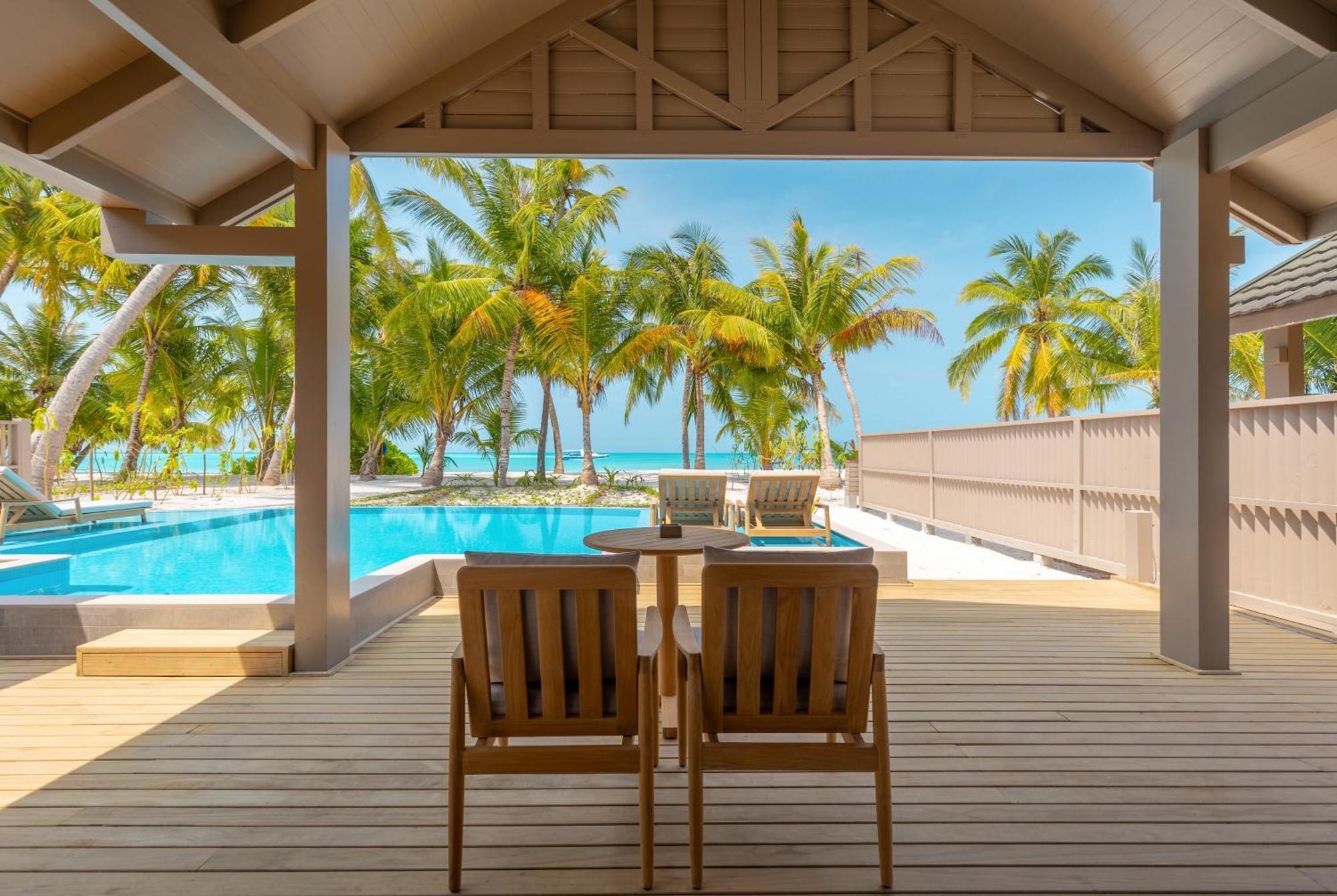 Meeru Maldives Resort Island Dhiffushi Kültér fotó The Beach Club